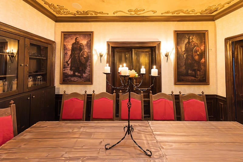 Sala mare — stindarde și străjeri