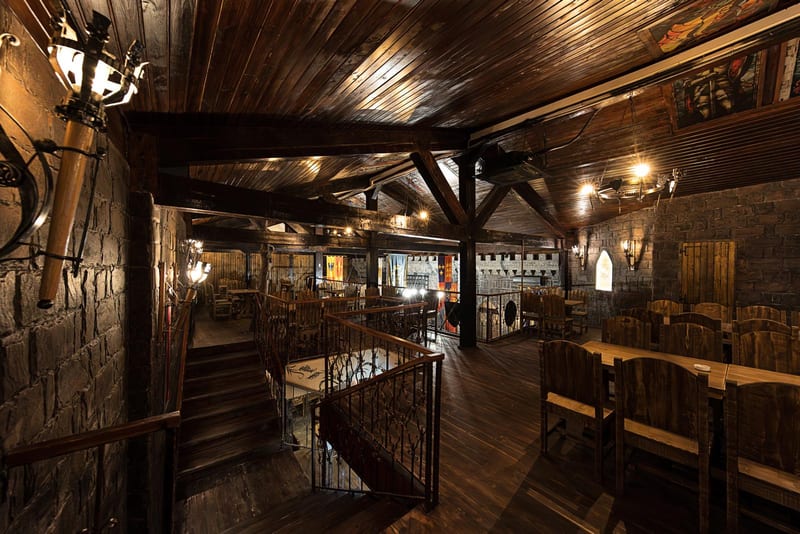 Restaurant Medieval — fațada noaptea